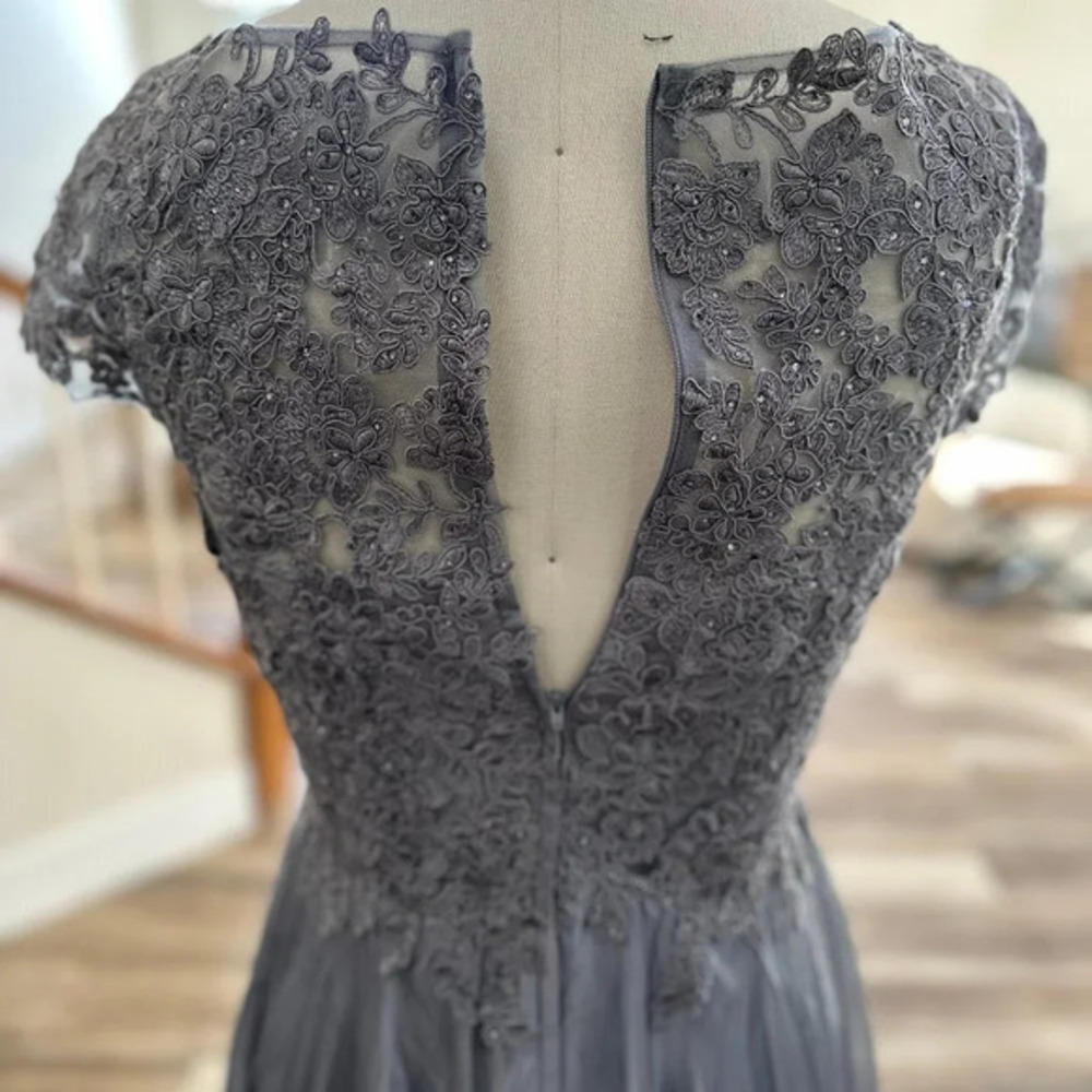 La Femme‎ Lace & Crystal Gown in Platinum - Brand new! - Size 6 - MSRP $535 - Picture 5 of 11